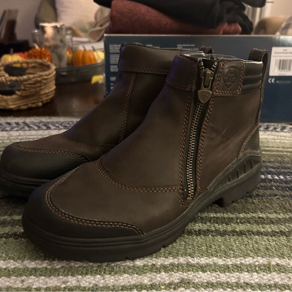 Ariat Barnyard Zip Boots Size 7.5 Lightly Worn